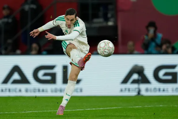 عادل ​بولبينة لحظة تسجيله هدف الفوز القاتل في مرمى الكونغو (أ.ب)