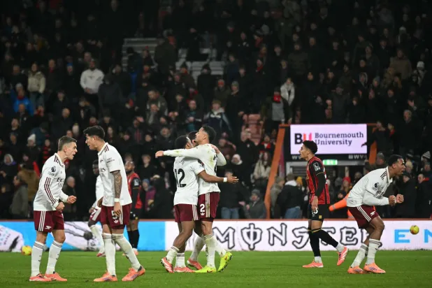 لاعبو آرسنال وفرحة الفوز المثير على بورنموث في الجولة الماضية (أ.ف.ب)