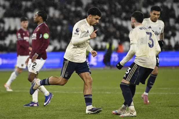 لاعبو فورست يحتفلون بالهدف (رويترز)