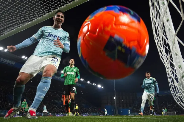 فابيو ميريتّي لاعب يوفنتوس يتفاعل بعد الهدف العكسي (أ.ب)