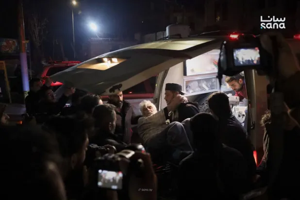 وصول المرضى والمصابين من «مشفى حلب للأمراض الداخلية» إلى «مشفى الرازي» بعد استهداف الأول من تنظيم «قسد» (سانا)