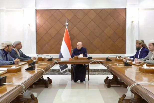 رئيس مجلس القيادة وأعضاء المجلس خلال اجتماعهم الطارئ الأربعاء (سبأ)