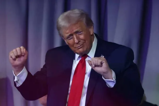 الرئيس الأميركي دونالد ترمب يرقص في «مركز جون إف كينيدي للفنون المسرحية» بواشنطن يوم 5 ديسمبر 2025 (أرشيفية- رويترز)