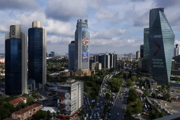 ناطحات السحاب في منطقة ليفنت التجارية والمالية بإسطنبول (رويترز)