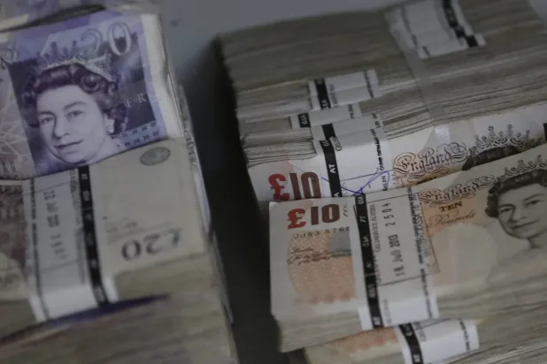 أكوام من أوراق الجنيه الإسترليني (رويترز)