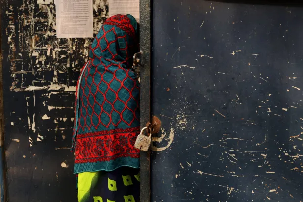 امرأة هندية تزور مكتباً حكومياً في كلكتا الهند (إ.ب.أ)