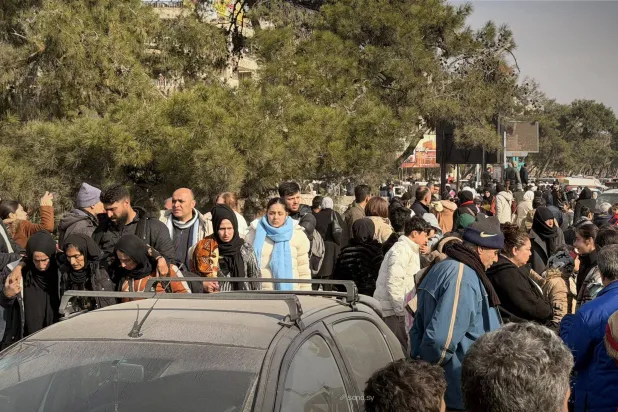 سكان حي الشيخ مقصود يغادرون بعد إعلانه من جانب الجيش السوري ضمن منطقة عسكرية في حلب (سانا)