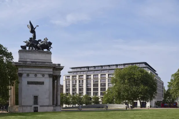 بفندق «ذا بيننسولا» الذي سيستضيف معرض العقار الفاخر السعودي (الشرق الأوسط)