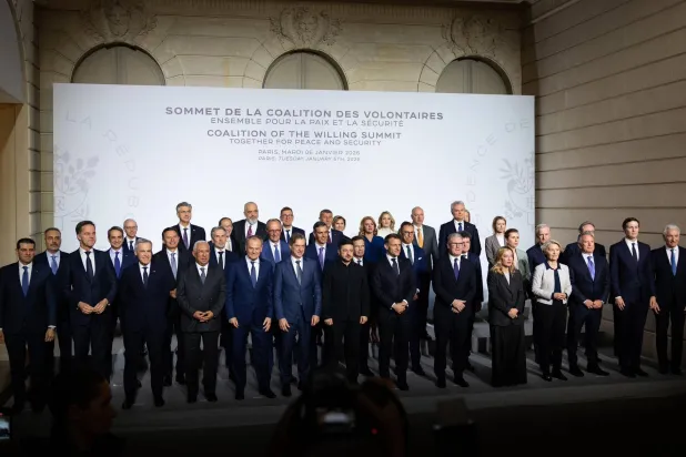 وزير الخارجية التركي هاكان فيدان في صورة تذكارية مع القادة والمسؤولين المشاركين في اجتماع «تحالف الراغبين» في باريس (الخارجية التركية)