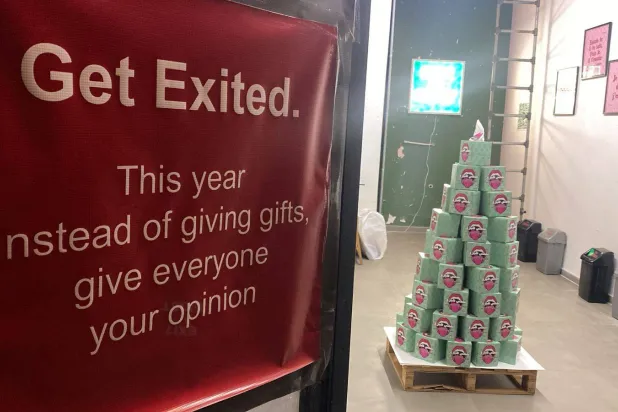 في هذا المعرض أدَّت اللافتات دور التشويش بدل الإرشاد (الشرق الأوسط)