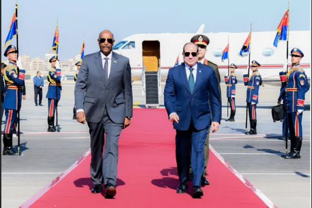 الرئيس المصري عبد الفتاح السيسي خلال استقباله رئيس مجلس السيادة الانتقالي بالسودان في القاهرة الشهر الماضي (الرئاسة المصرية)