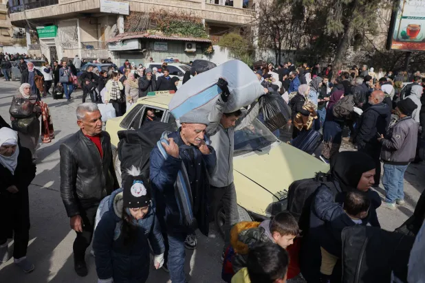 فرار السكان من حيي الشيخ مقصود والأشرفية بعد اندلاع اشتباكات بين قوات الحكومة السورية والمقاتلين الأكراد في منطقة متنازع عليها بمدينة حلب الشمالية، سوريا، الأربعاء 7 يناير/كانون الثاني 2026. ( أسوشييتد برس)