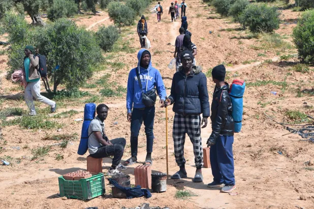 مهاجرون بضواحي مدينة صفاقس (أ.ف.ب)