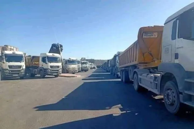 شاحنات بضائع متوقفة في سياق احتجاج الناقلين (حسابات المضربين)