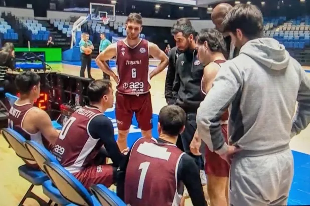 الفريق الإيطالي قبل اتخاذ قرار الانسحاب (تراباني شارك)