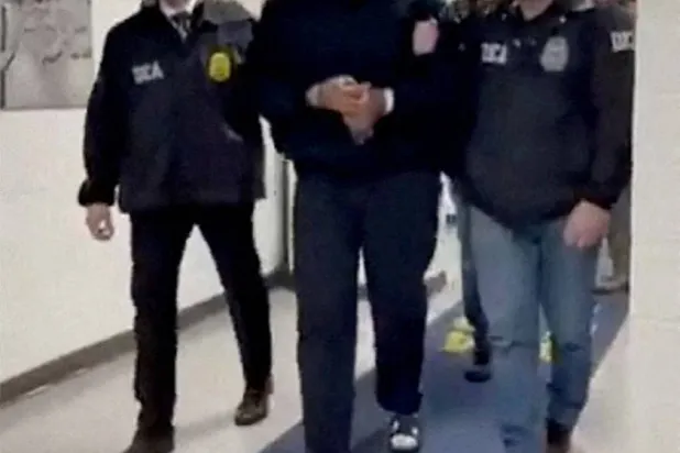 عناصر شرطة مكافحة المخدرات يصطحبون رئيس فنزويلا نيكولاس مادورو عقب نقله إلى نيويورك في 3 يناير 2026 (لقطة من فيديو - رويترز)