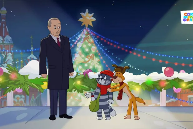 شخصيات مسلسل الرسوم المتحركة الروسي للأطفال «بروستوكفاشينو» إلى جانب النسخة الكرتونية للرئيس الروسي فلاديمير بوتين في الساحة الحمراء بموسكو (رويترز)