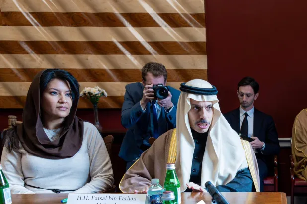 وزير الخارجية السعودي الأمير فيصل بن فرحان لدى لقائه رئيس لجنة الشؤون الخارجية بمجلس النواب الأميركي النائب براين ماست (واس)