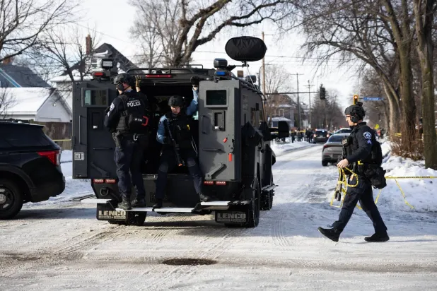 سيارة مدرعة تابعة للشرطة تصل إلى موقع إطلاق نار في مينيابوليس بالولايات المتحدة (أ.ب)