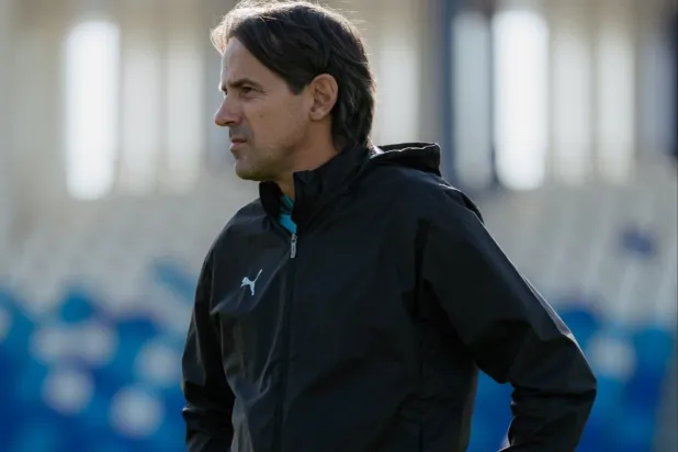 إنزاغي خلال إشرافه على تدريبات الهلال الأخيرة (موقع النادي)