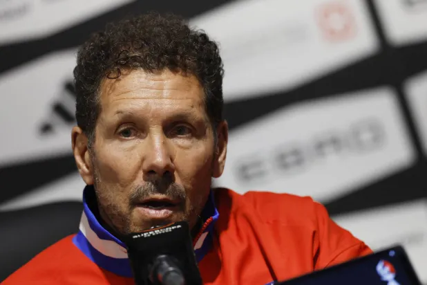 سيميوني خلال المؤتمر الصحافي (رويترز)