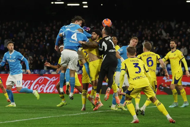 من المواجهة التي جمعت نابولي وفيرونا (رويترز)