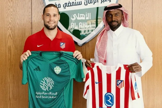 هوساوي وسواريز يتبادلان قمصان الناديين (موقع النادي)