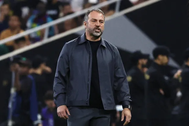 هانزي فليك خلال المباراة (رويترز)