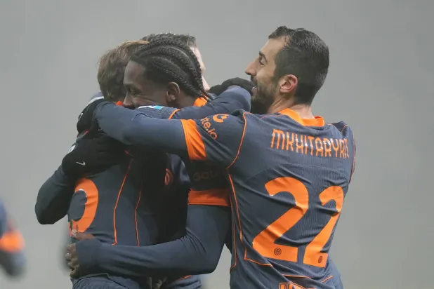 فرحة لاعبي الإنتر بالهدف الثاني (أ.ب)