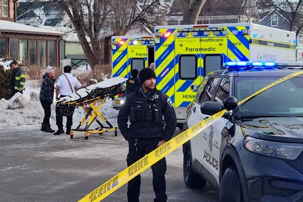  سيارة إسعاف تنقل امرأة تعرضت لإطلاق نار من قبل ضابط هجرة في مينيابوليس بولاية مينيسوتا الأميركية (رويترز)