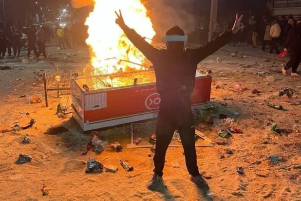 محتج في مدينة آبدانان التي شهدت أكبر المظاهرات الثلاثاء (تلغرام)