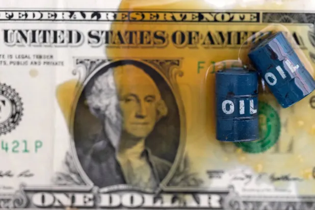 Petrol, minyatür petrol varilleri ve ABD doları banknotları (Reuters)