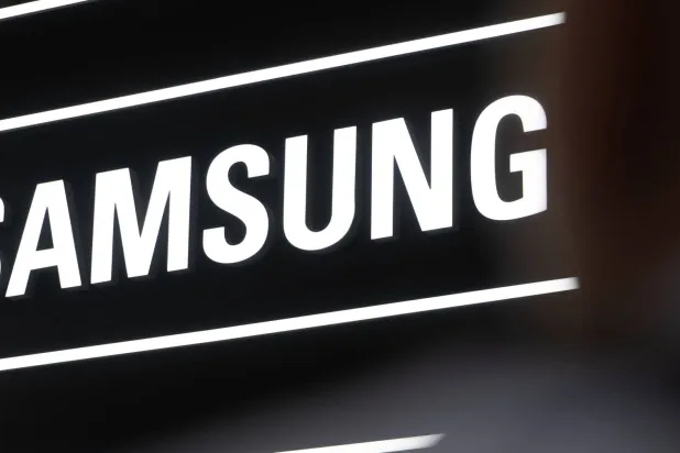 شعار «سامسونغ» في جناح الشركة خلال معرض السيارات الدولي في ميونيخ - سبتمبر 2025 (د.ب.أ)