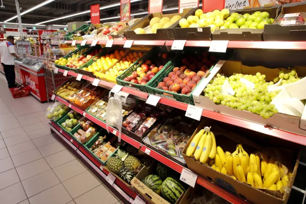 عرض للفواكه في أحد متاجر سلسلة التجزئة السويسرية «دنر» (رويترز)