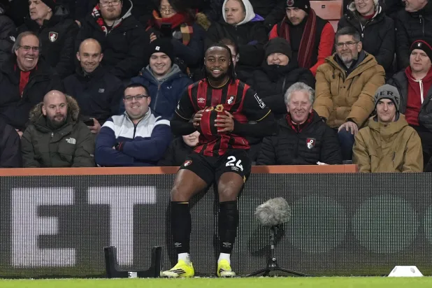 أنطوان سيمينيو محتفلاً بين الجماهير (د.ب.أ)