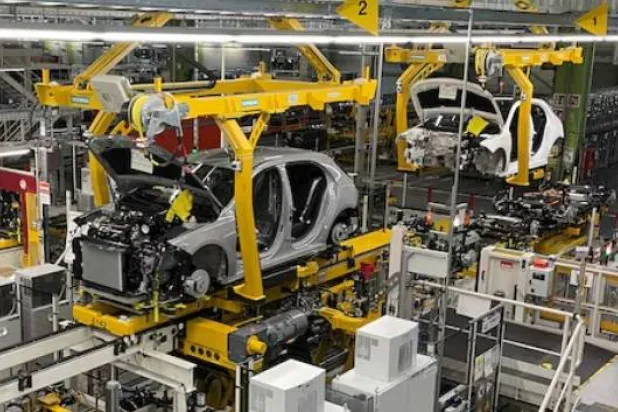 مشهد عام لخط إنتاج شركة صناعة السيارات الألمانية مرسيدس-بنز في مصنع بمدينة راستات (رويترز)