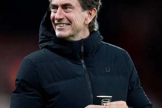 توماس فرانك وهو يحمل كوب آرسنال (فابريزو رومانو - إكس)