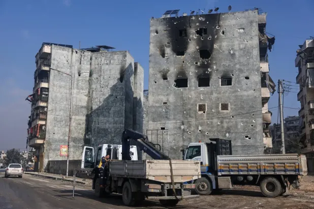 Halep kentindeki Eşrefiye Mahallesi’nde ordu unsurları ile SDG arasında yaşanan çatışmalar sonucu zarar gören konutlar (AP)