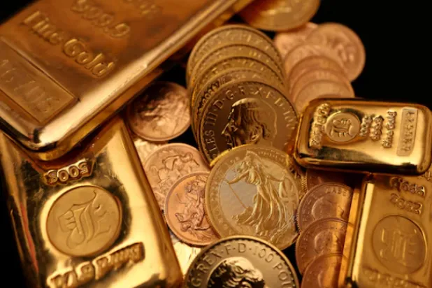 UK gold bars and gold Sovereign coins are displayed at Baird & Co in Hatton Garden in London, Britain, October 8, 2025. REUTERS/Hiba Kola//File Photo 