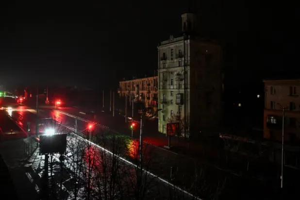 Cars move along a dark street during a power blackout after critical civil infrastructure was hit by today's Russian drone strikes, amid Russia's attack on Ukraine, in Zaporizhzhia, Ukraine January 7, 2026. REUTERS/Stringer 
