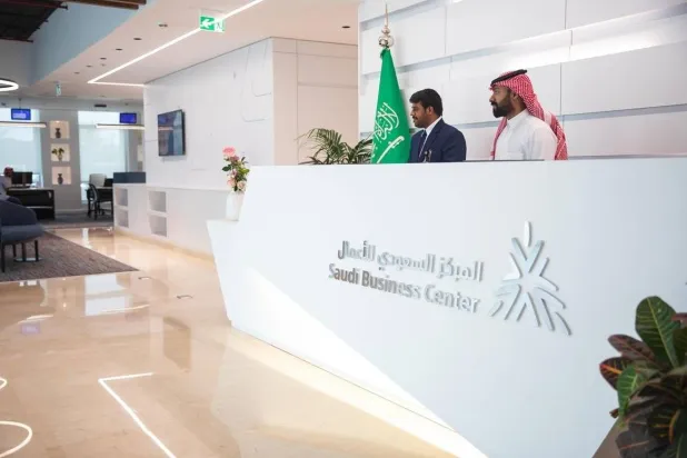 موظفون بالمركز السعودي للأعمال المعنيّ بخدمات إصدار السجلات التجارية في السعودية (واس)