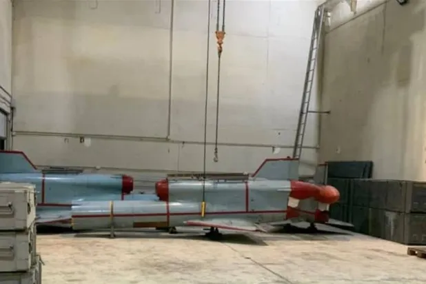 جانب من منشأة «حزب الله» وتبدو فيه مسيّرات سوفياتية ورافعة وصناديق ذخيرة (متداول)