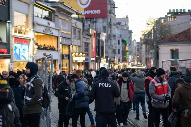 ميدان تقسيم في اسطنبول قبل احتفالات رأس السنة الجديدة (أ.ف.ب)