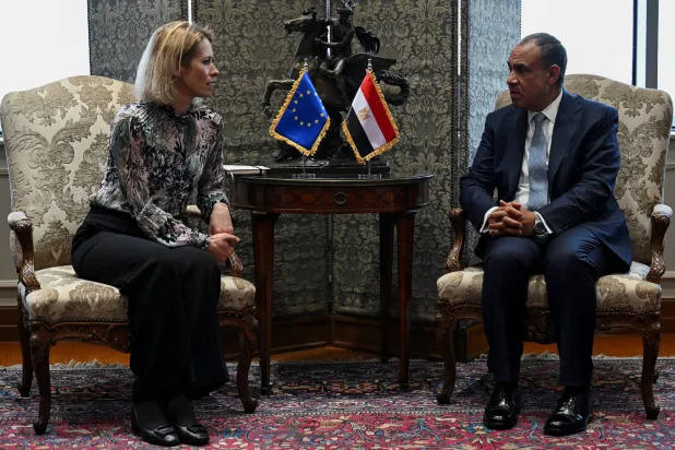 عبد العاطي مستقبلاً كالاس في القاهرة اليوم (رويترز)