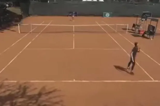 لقطة من المباراة التي أثارت ضجة (يوتيوب)