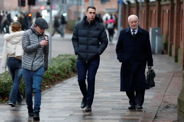 وصول حكم البريميرليغ ديفيد كوت إلى محكمة نوتنغهام للنطق بالحكم عليه في قضية تتعلق بصور غير لائقة (رويترز)