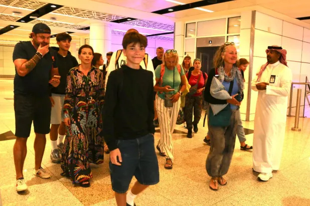 أولت الجهات المعنية في مطار الملك عبد العزيز الدولي تقديم الرعاية والخدمات الكاملة للمسافرين القادمين من سقطرى (تصوير: غازي مهدي)