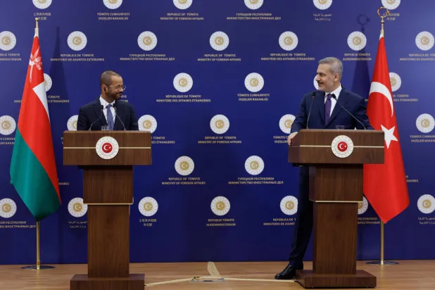 وزيرا الخارجية التركي هاكان فيدان والعماني بدر بن حمد البوسعيدي خلال مؤتمر صحافي في أنقرة الخميس (الخارجية التركية)