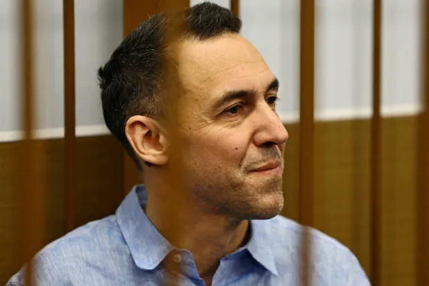 الباحث الفرنسي لوران فيناتييه المشتبه به في جمع معلومات عسكرية روسية حساسة بشكل غير قانوني داخل قاعة المحكمة قبل جلسة استماع في موسكو 14 أكتوبر 2024 (رويترز)