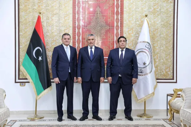 تكالة يتوسط المنفي (يسار) والدبيبة في لقاء سابق (المجلس الرئاسي الليبي)